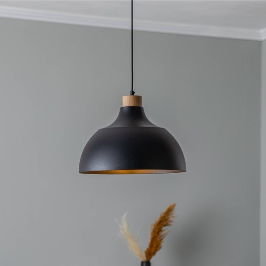 Envostar pendellampe Kaitt med detaljer i tre Ø 34 cm svart