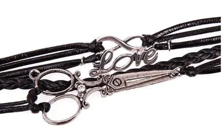 Qelton Armbånd Saks Qelton armbånd svart med saks Qelton Armbånd Saks Qelton armbånd svart med saks