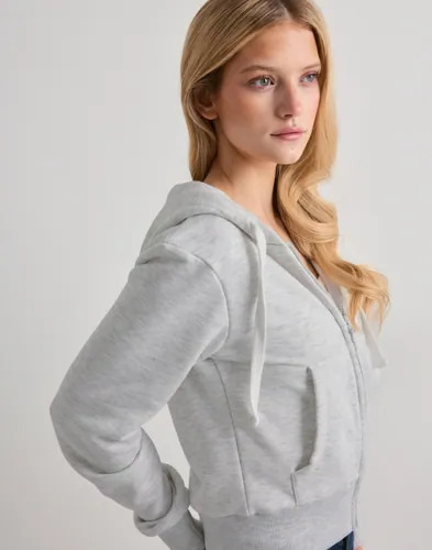 Nelly Grå Elevated Zip Hoodie