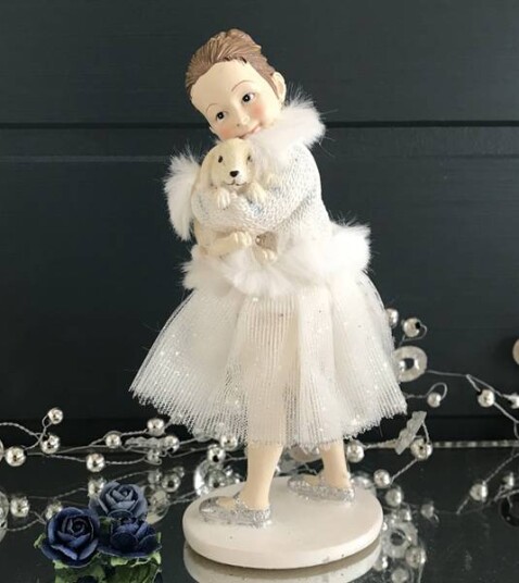 Ballerina med sølvpynt i håret og en kanin i armene Ballerina med sølvpynt i håret og en kanin i armene