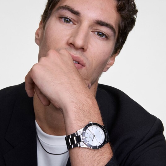 Daniel Wellington DW Watch Iconic Paradigma Link Black Bezel 40mm Silver Daniel Wellington DW Watch Iconic Paradigma Link Black Bezel 40mm Silver