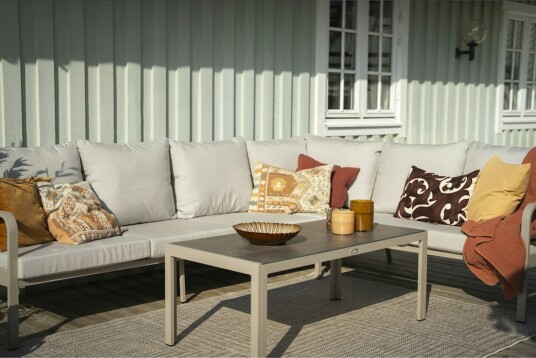 Hillerstorp Hånger hjørnesofa Sand med fjærgrå pute Beige