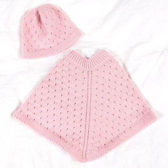 Bluum Strik Strikk Poncho med lue i hullmønster - garnpakke i Bluum Soft Merino Ull