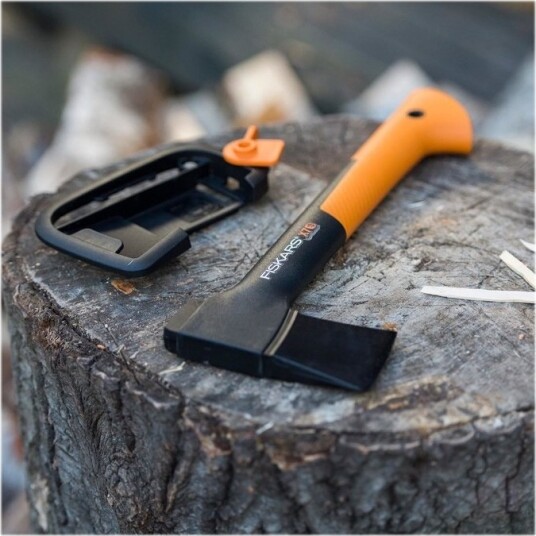 Fiskars X7 Snekkerøks 35.4 cm 640 g med Xsharp Sliper Fiskars X7 Snekkerøks 35.4 cm 640 g med Xsharp Sliper