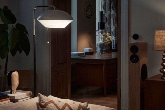 A811 Gulvlampe i polert messing – Artek Stue Metall