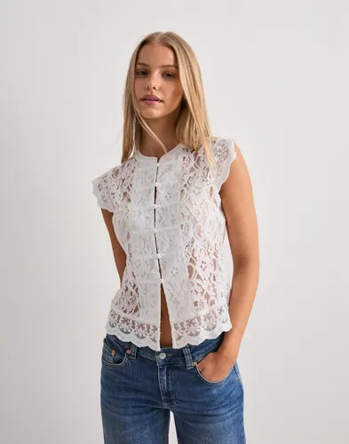 Nelly Hvit Buttoned Full Lace Top