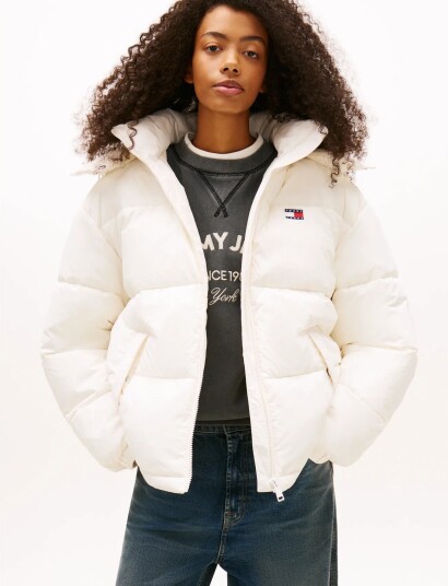 Tommy Jeans Tjw Ovs Hooded Flag Puffer Ext White XS Tommy Jeans Tjw Ovs Hooded Flag Puffer Ext White XS