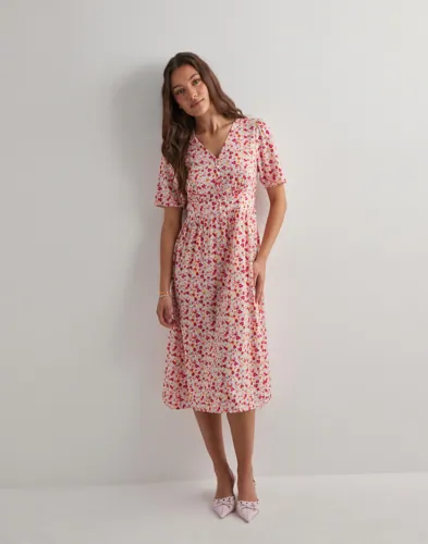 Pieces Blomstrete Pctala Ss Midi Dress Noos Bc Pieces Blomstrete Pctala Ss Midi Dress Noos Bc