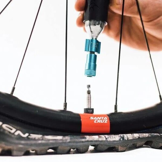 Peaty's Holeshot CO2 Tyre Inflator 16 g.silver