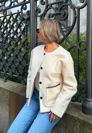 VILA Vikaya L/S SHORT TEDDY JACKET Birch/Black Beauty 40 VILA Vikaya L/S SHORT TEDDY JACKET Birch/Black Beauty 40