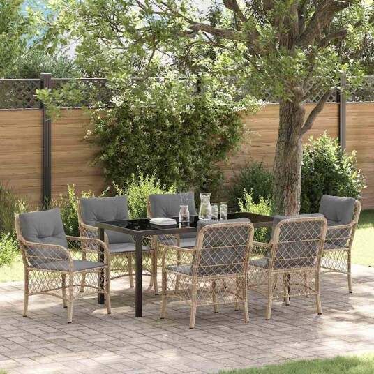 7-delt hage spisebordsett med puter i beige poly rattan.