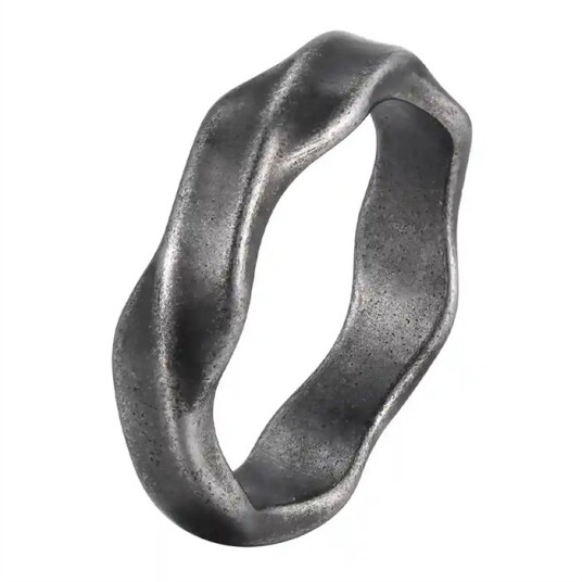 Oksidert vikingring i mørkt stål