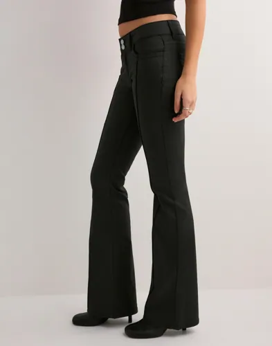Nelly   Svart   Coated Low Waist Jeans