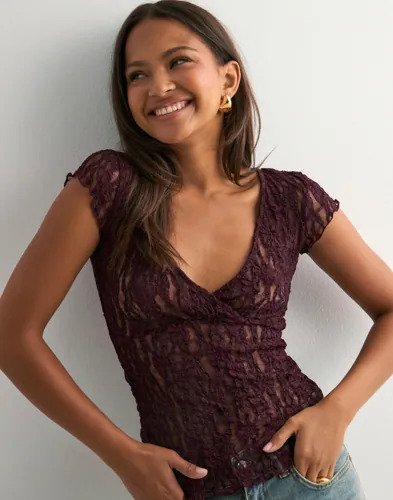 Nelly Rød Lace Wrap Tee