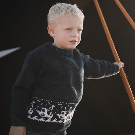 Bluum Strikkegenser Fiskebåt i Grå farger garnpakke i Pure Eco Baby Wool