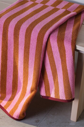 Jotex Badehåndkle 90x150 Cm Rosa stripe TRINE Kjøp Håndklær hos Jotex Jotex Badehåndkle 90x150 Cm Rosa stripe TRINE Kjøp Håndklær hos Jotex