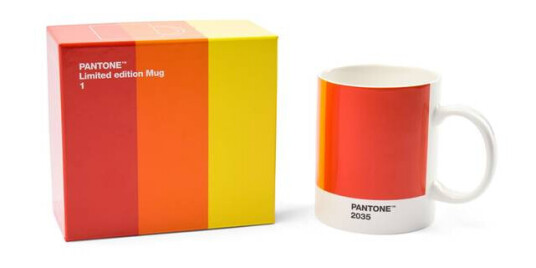 PANTONE Kopp med hank, 375ml, Limited edition med gaveboks Limit PANTONE Kopp med hank, 375ml, Limited edition med gaveboks Limit