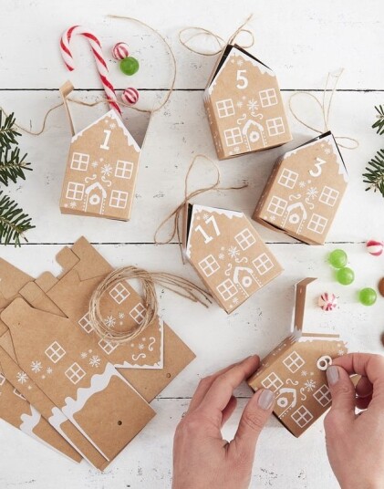 Ginger Ray 24 stk Brune Pepperkakehus Advent Bokser Julekalender med Klistremerker og Hyssing LS 512
