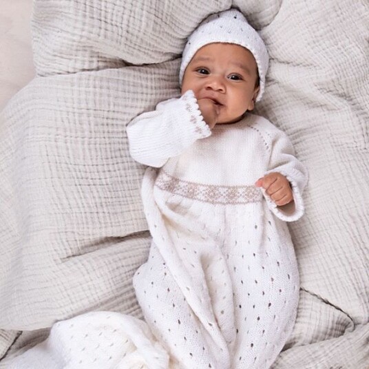 Bluum Strik Strikkekjole Dåpskjole med lue - garnpakke i Bluum Soft Merino Ull