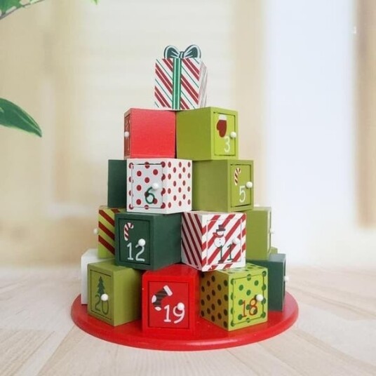 Gjenbrukbar Håndlaget adventskalender i tre med 24 skuffer