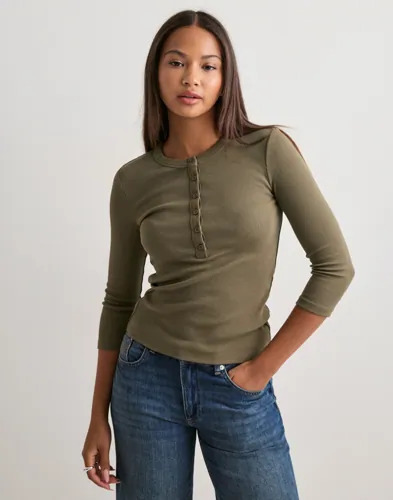 Nelly Grønn Perfect Rib Button Top
