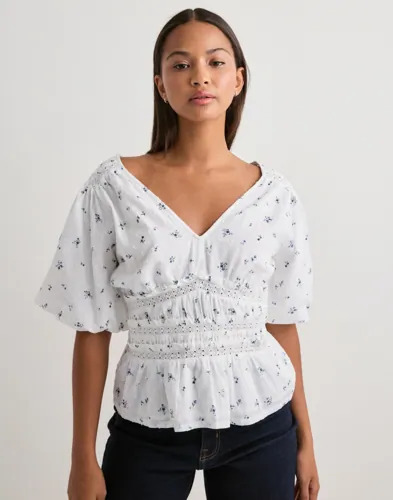 Neo Noir   Hvit   Sapura Flower Dobby Blouse