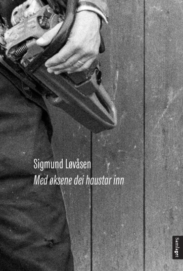 Med Øksene Dei Haustar Inn Av Sigmund Løvåsen