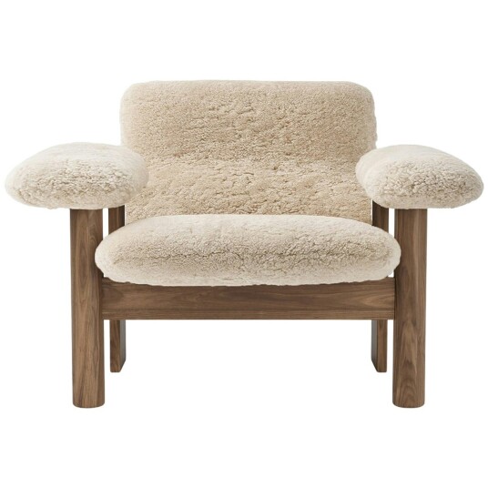 Audo Copenhagen Brasilia Lenestol Lav Rygg Walnut / Sheepskin Nature