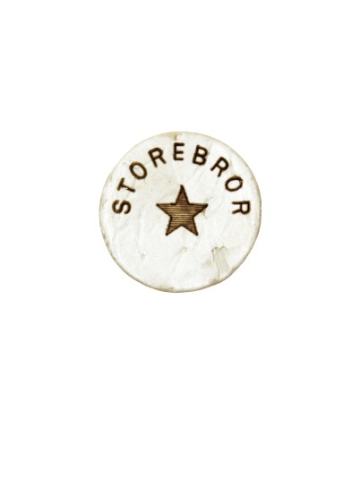 Kort Og Godt Knapp Storebror 15Mm