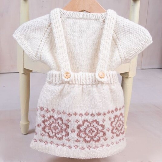 Bluum Strik Strikkeskjørt Blomst med seler og topp - garnpakke i Bluum Pure Eco Baby Wool
