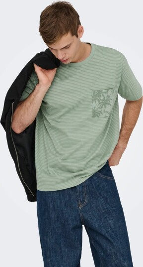 ONLY & SONS Onsfred Stripe Life Rlx Leaf Ss Pckt Tee   Green   XL