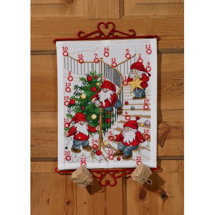 Permin Broderisett Julekalender Nissene pynter juletreet
