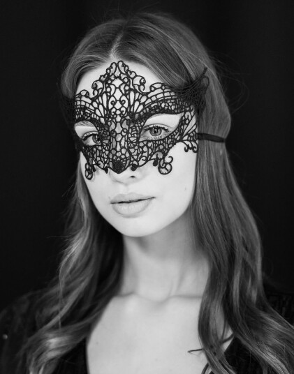 Dark Elegance – Delikat Svart Heklet Maskerade Maske 20 x 11 cm