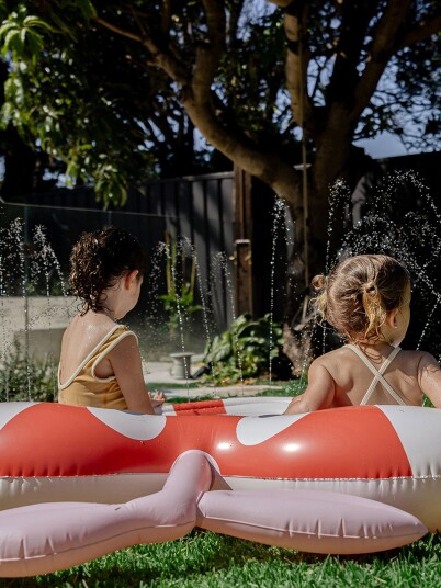 Sunnylife Oppblåsbar Sprinklermatte, Poppy The Peach