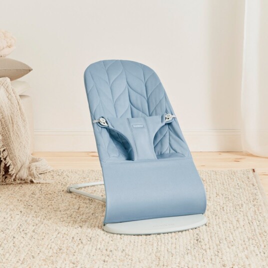 BabyBjörn Bliss Vippestol Vevet Bladmønstret Quilt Blå BabyBjörn Bliss Vippestol Vevet Bladmønstret Quilt Blå