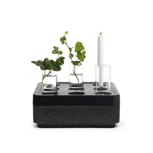 Born In Sweden Stumpastaken Small Lysestake Gavesett Svart med 4 Vaser og Korkskål Born In Sweden Stumpastaken Small Lysestake Gavesett Svart med 4 Vaser og Korkskål