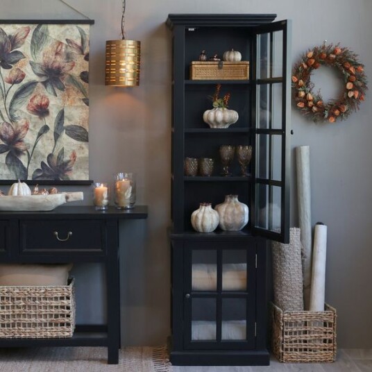 Chic Antique Marseille Vitrineskap i sort med 2 dører og hyller Chic Antique Marseille Vitrineskap i sort med 2 dører og hyller