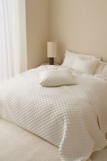 &Home Sengeteppe Heaven Dottie Hvit &Home Sengeteppe Heaven Dottie Hvit