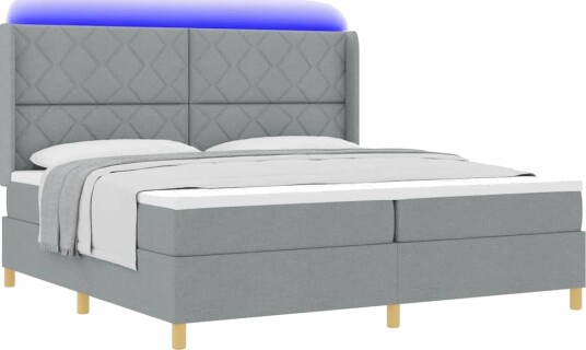 Box Spring Seng med Madrass og LED Lys Lys Grå 200x200 cm Stoff