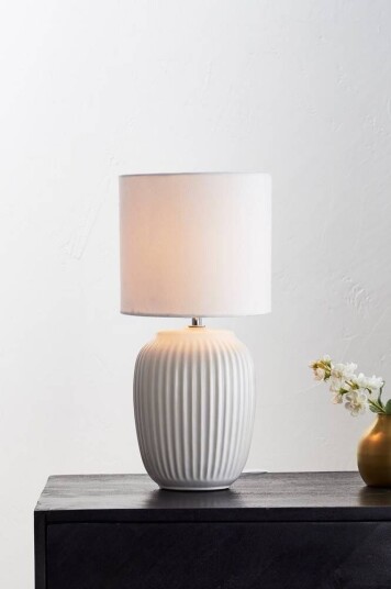 Jotex KARLSSON bordlampe Hvit 1029149-02-0 1536727-01-0 Jotex KARLSSON bordlampe Hvit 1029149-02-0 1536727-01-0