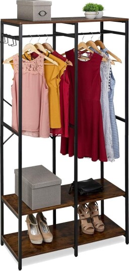 Åpen garderobe med hyller og skinne – Jern og trefinish Åpen garderobe med hyller og skinne – Jern og trefinish
