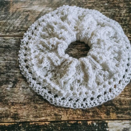 Scrunchie 4 av Rito Krea Scrunchie Strikkeoppskrift 16cm