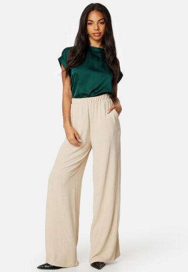 VILA Ellette S/S Satin Top Ponderosa Pine 40 VILA Ellette S/S Satin Top Ponderosa Pine 40