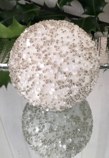 Stor julekule creamefarget med perler og glitter