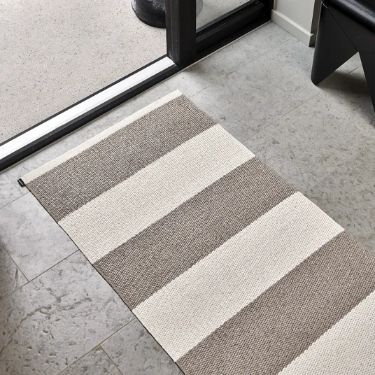 Pappelina Bob teppe Mud/Vanilla 140 x 180 cm