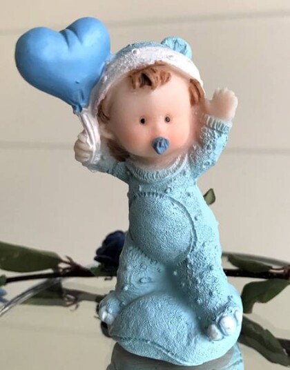 Bordpynt Baby på pute med hjerte lys blå Bordpynt Baby på pute med hjerte lys blå