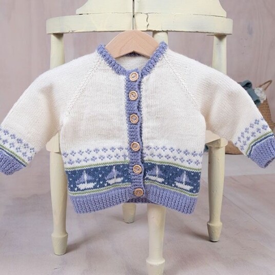Bluum Strik Strikkejakke Seilbåter - garnpakke i Bluum Soft Merino Ull