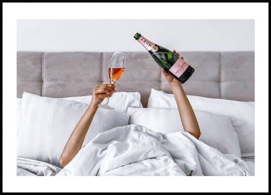 Champagne in Bed Plakat Plakat / 70x100cm