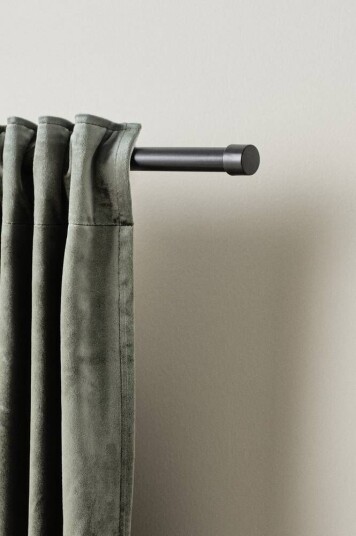Jotex BASIC gardinstang 134-180 cm Svart marmor izmir/røykfarget mattsvart 1640127-01-0 1040393-01-0