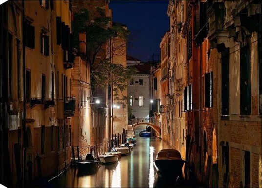 Lerretsbilde Mørk kanal med båter i romantiske venetianske omgivelser Mørk blå / Beige / Svart